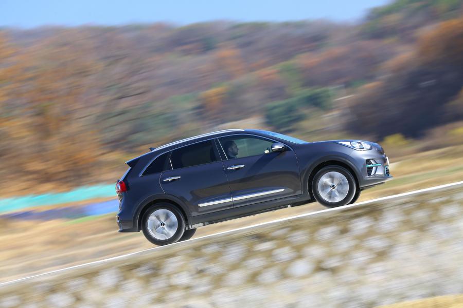  Kia e-Niro 2019 года  (UK) (фото 5 из 40)